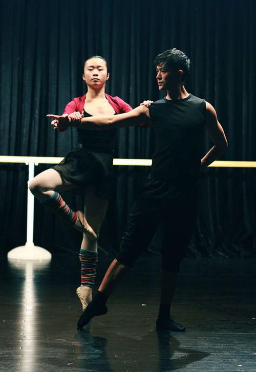 演员郑晓东的老婆,揭秘演员老婆的优雅人生  第2张